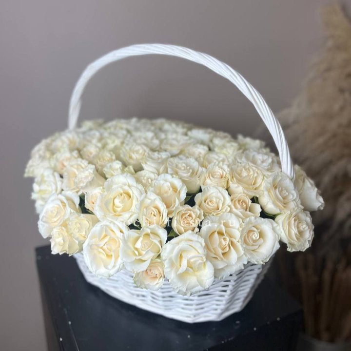 101 белая роза в корзине в Архангельске