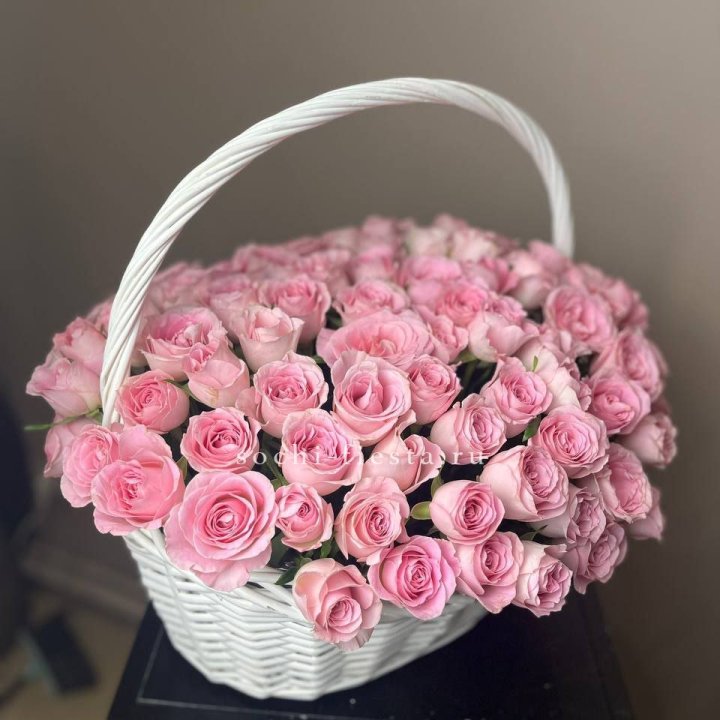 101 розовая роза в корзине в Архангельске
