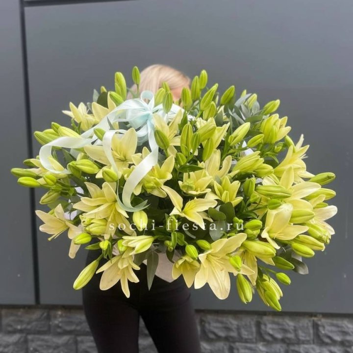 Лилии в корзине в Архангельске