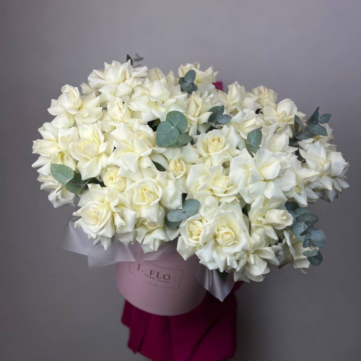 37 белых роз в боксе в Архангельске