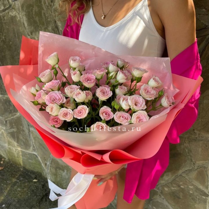 Розовые кустовые розы в Архангельске