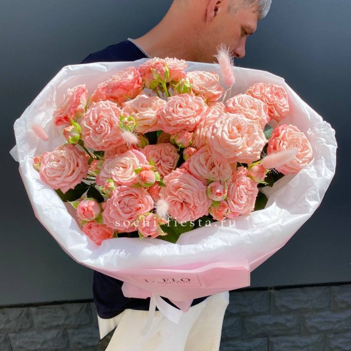 Пионовидные розы Мадам Бомбастик в Архангельске