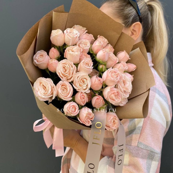 Кустовые розы Бомбастик в крафте в Архангельске