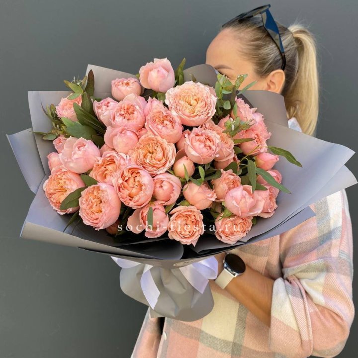 Букет с пионовидными розами "Пивайн" в Архангельске