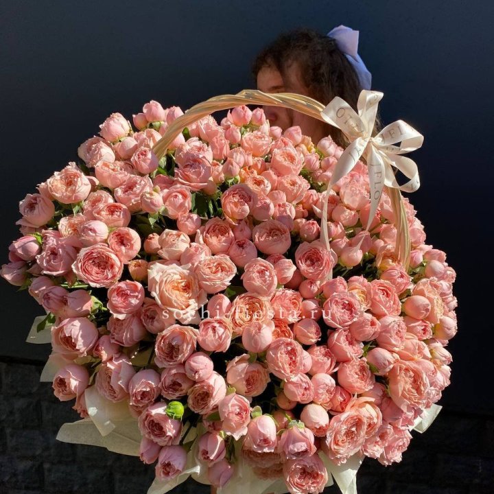 Корзина из пионовидных роз в Архангельске