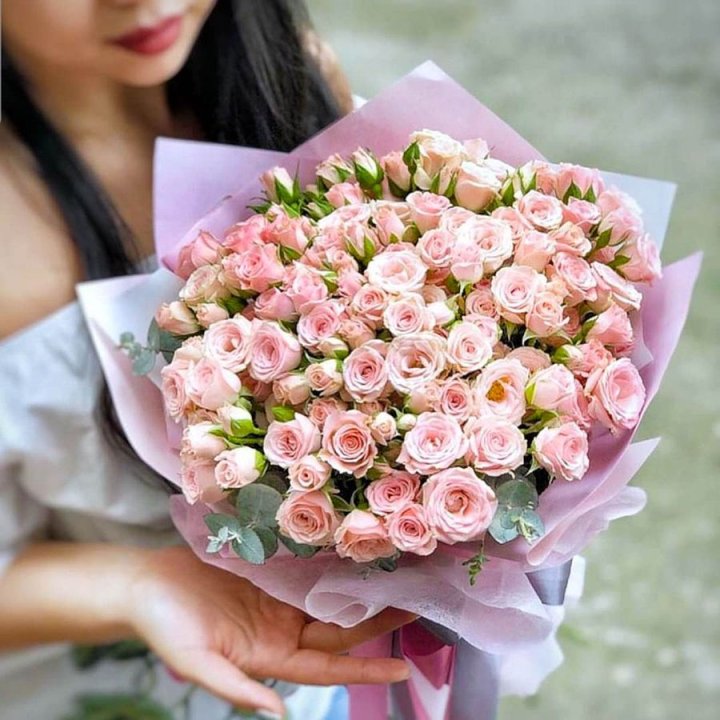 Кустовые розы с эвкалиптом в Архангельске