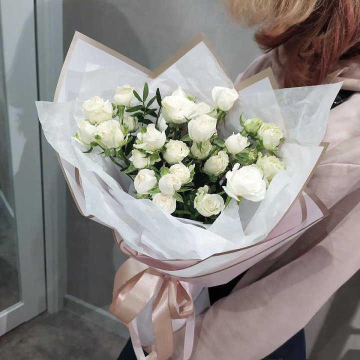 Белоснежные кустовые розы в Архангельске