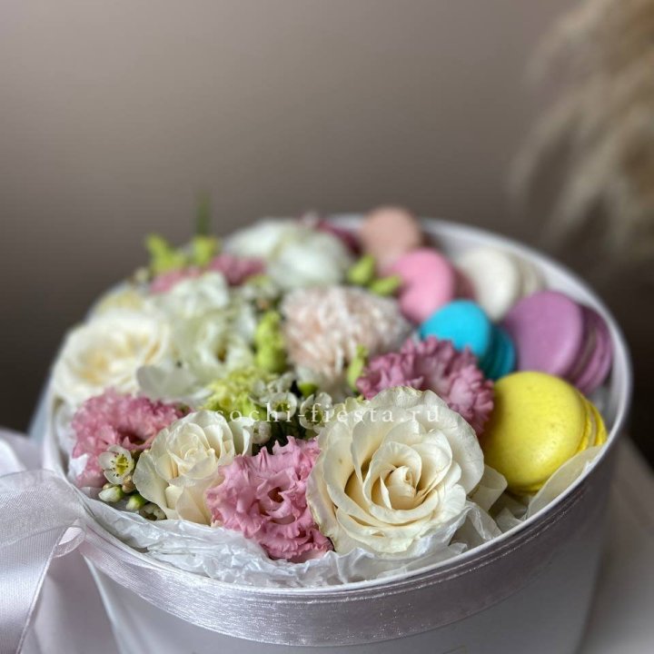 Цветы в цилиндре с макаронс "Прованс" в Архангельске