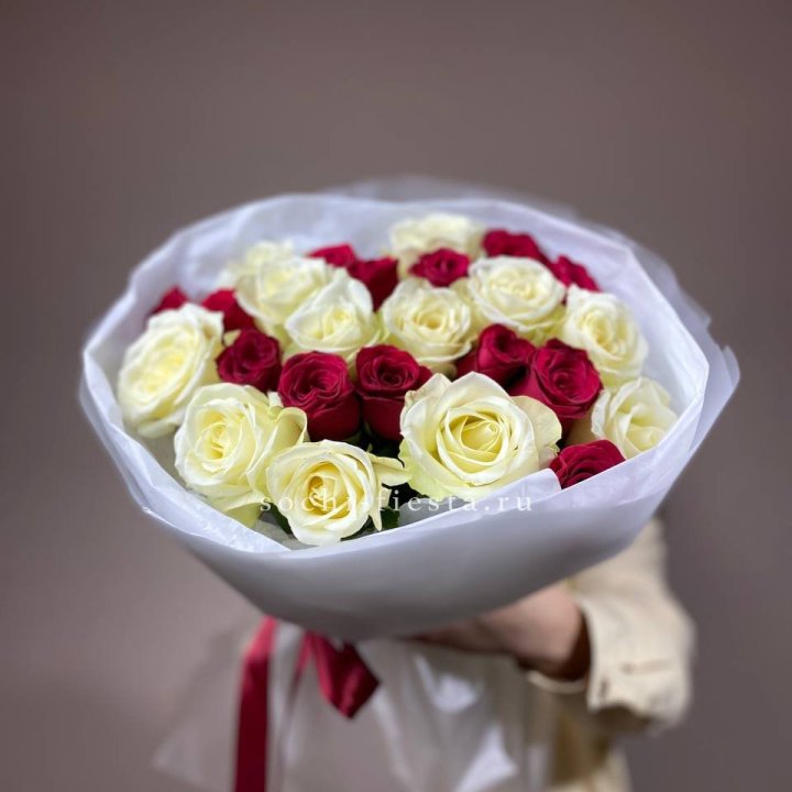 Букет их красных и белых 25 роз в Архангельске