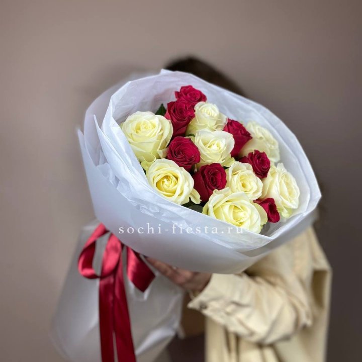Букет из красных белых 15 роз в Архангельске