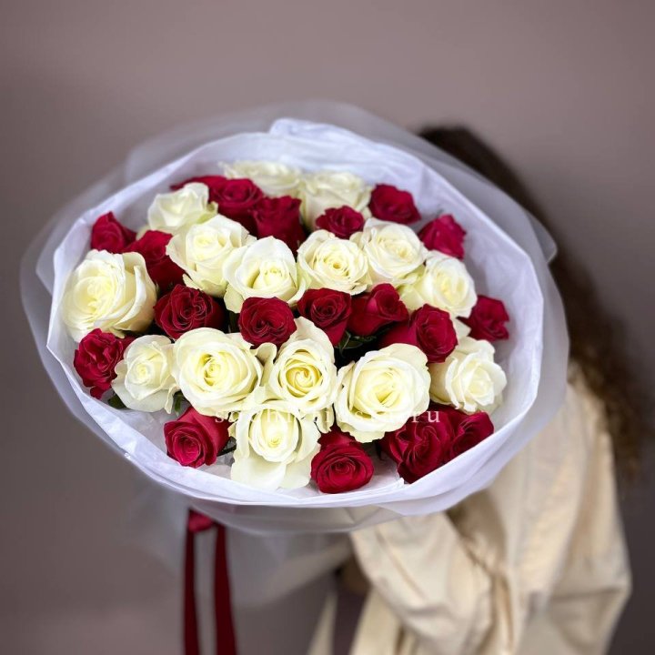 Букет из красных белых 35 роз в Архангельске