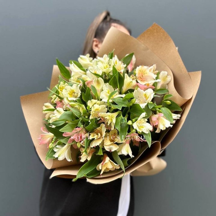 Букет альстромерий в крафте в Архангельске