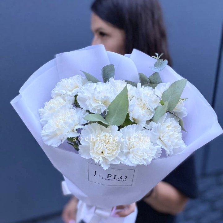 Букет белых диантусов с эвкалиптом в Архангельске