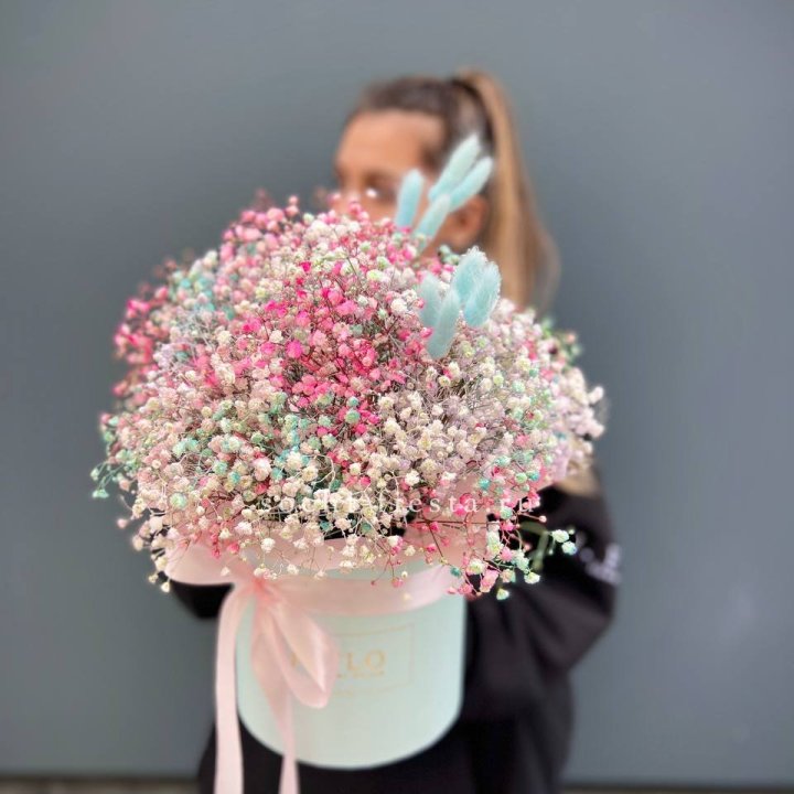 9 Радужных гипсофилы в шляпной коробке в Архангельске