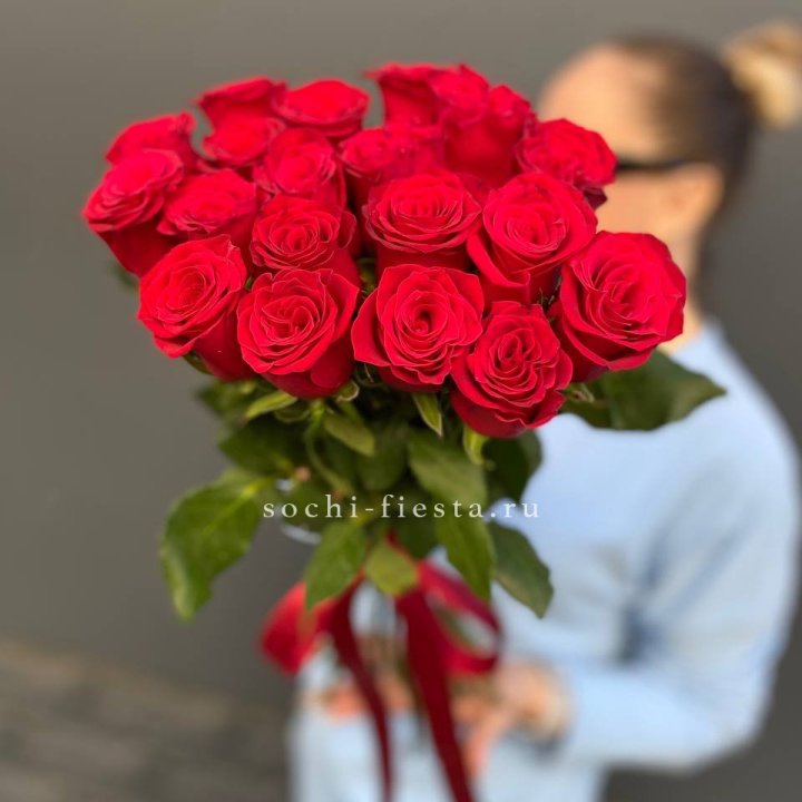 19 красных роз в Архангельске