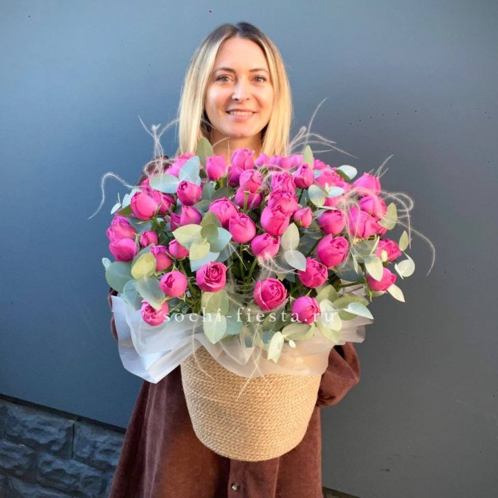 Пионовидные розы  в джутовом кашпо  в Архангельске