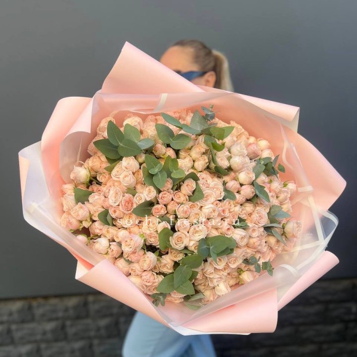 101 кустовая роза с эвкалиптом в Архангельске