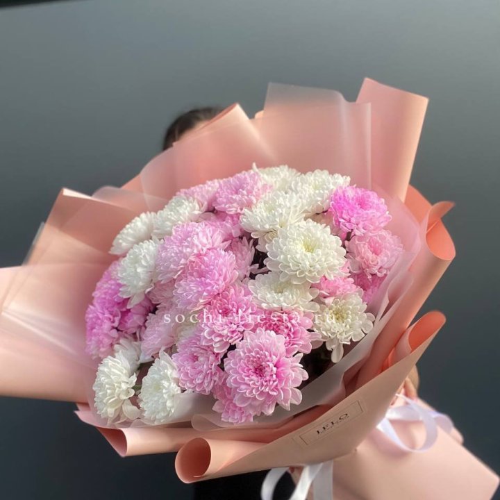  Букет бело-розовых хризантем  в Архангельске