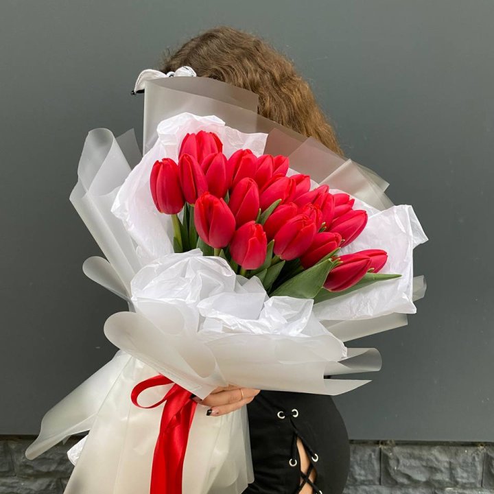  25 красных воздушных тюльпанов в Архангельске