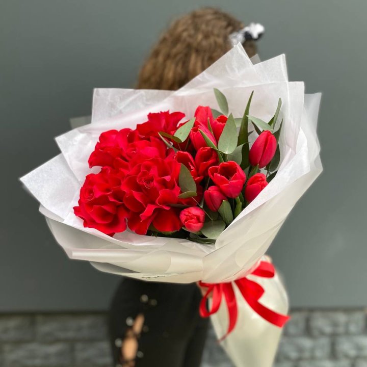 Дуо тюльпаны и розы в Архангельске