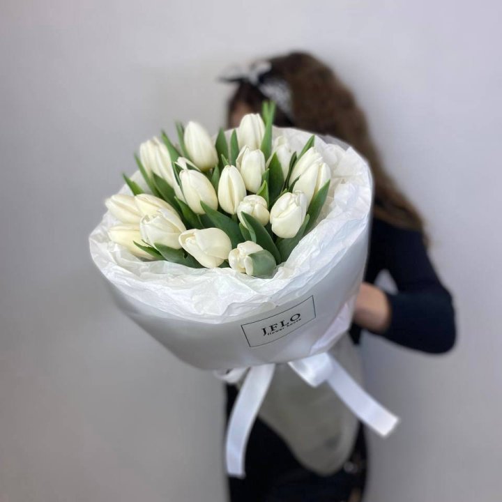  19 белых воздушных тюльпанов в Архангельске