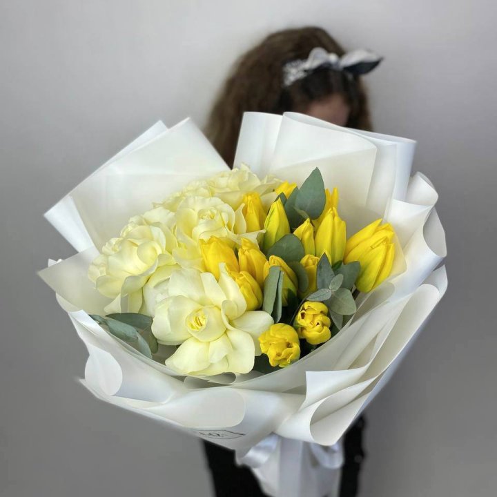Дуо жёлтые тюльпаны и розы в Архангельске