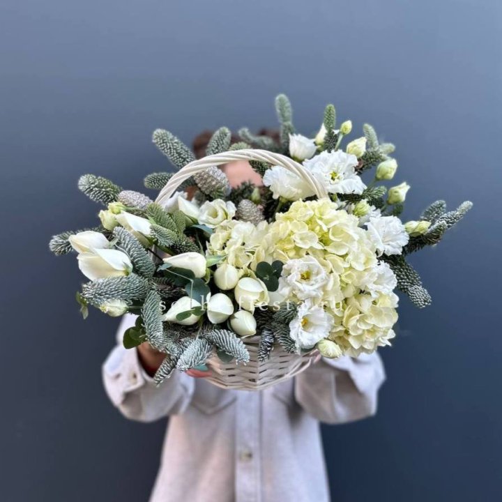 Новогодняя корзина с цветами в Архангельске