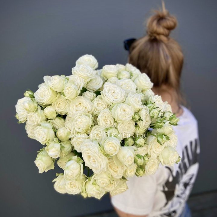 Охапка кустовых роз бомбастик  в Архангельске