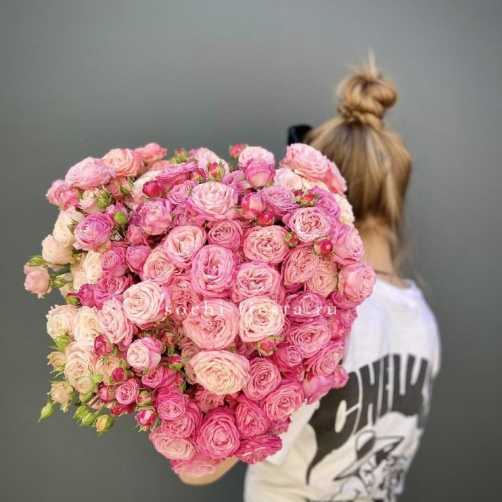 Охапка кустовых роз бомбастик пинк в Архангельске