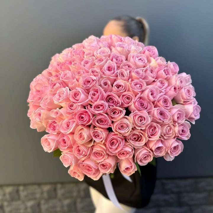 Охапка из 101 розовой розы в Архангельске