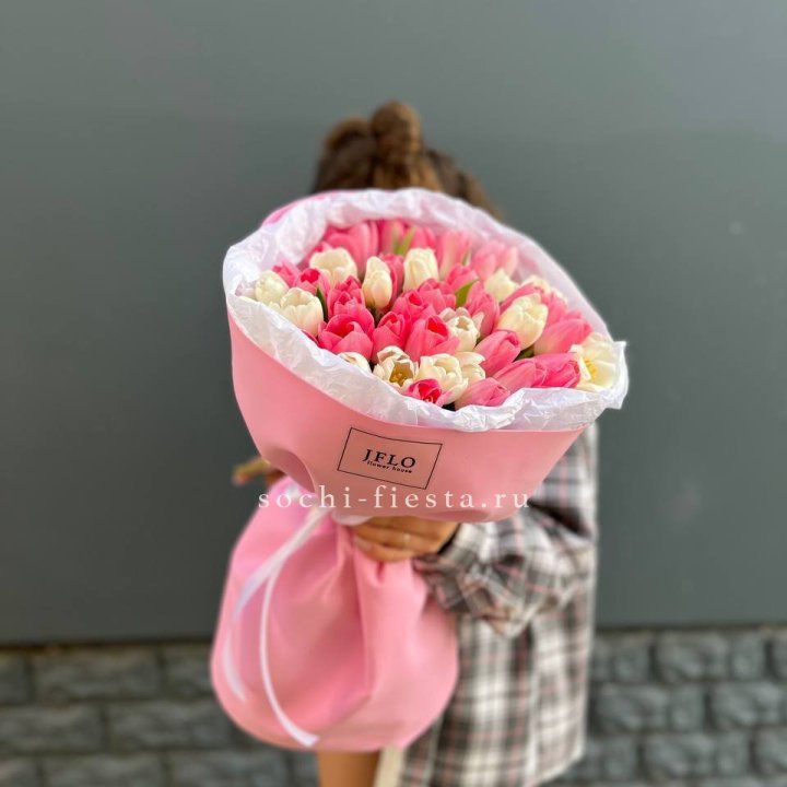 51 бело-розовый тюльпан в Архангельске