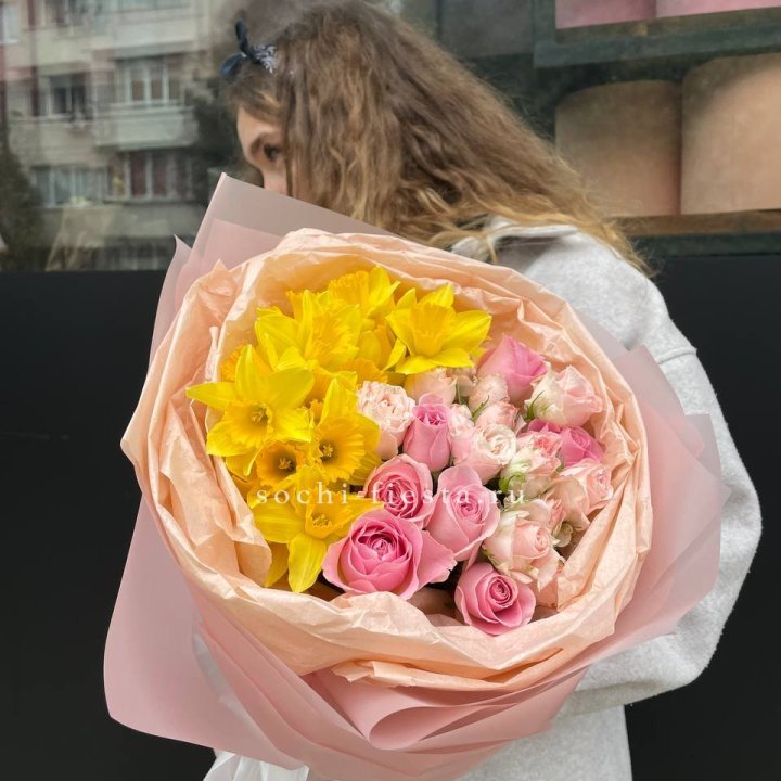 Букет роз и нарциссов в Архангельске