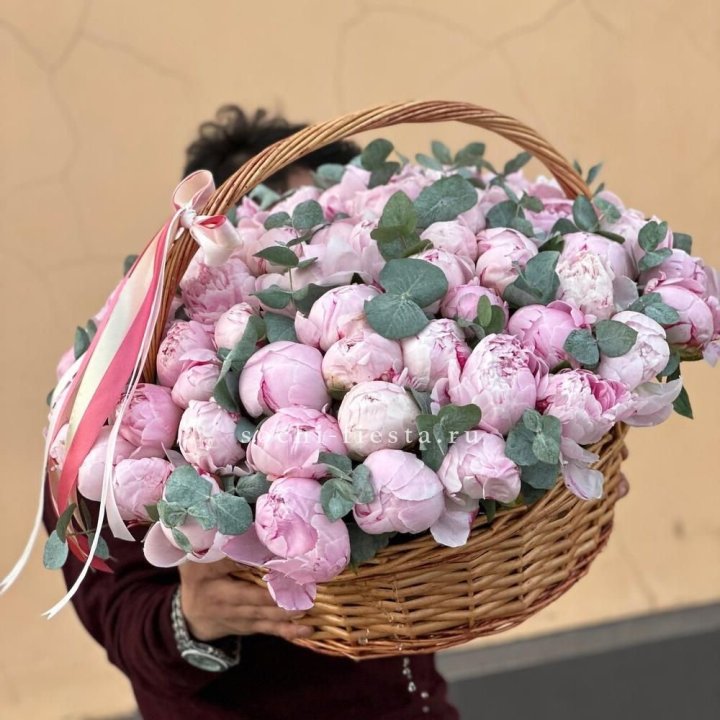 Корзина пионов "75" в Архангельске