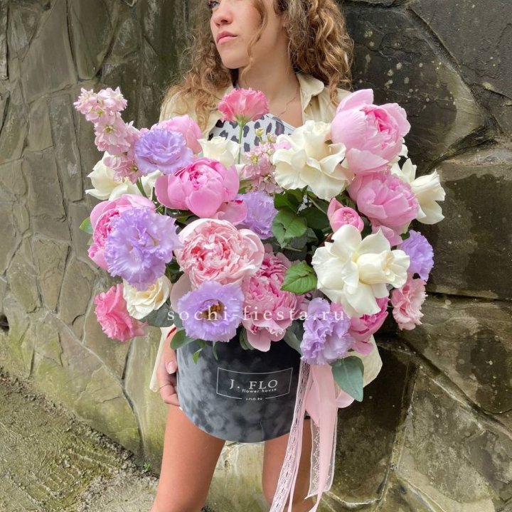 Дизайнерский цилиндр с пионами в Архангельске