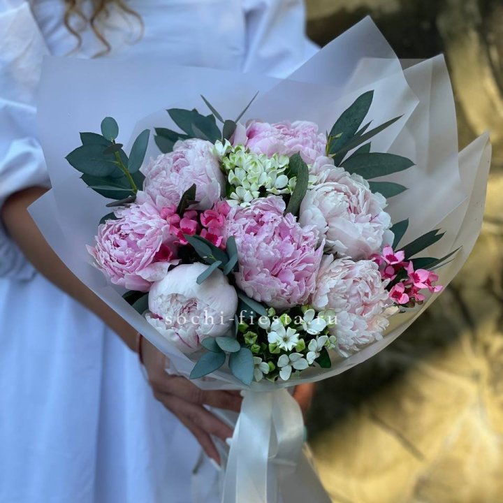 7 зефирных пионов с эвкалиптом в Архангельске