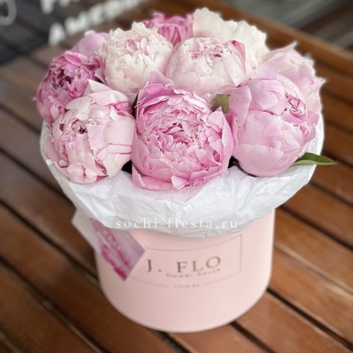 Цилиндр с пионами "Лилу" в Архангельске