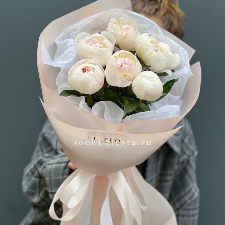 Букет белых пионов в Архангельске