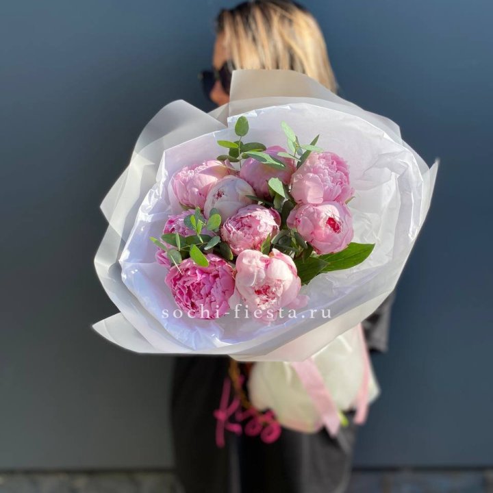 9 пионов с эвкалиптом в Архангельске