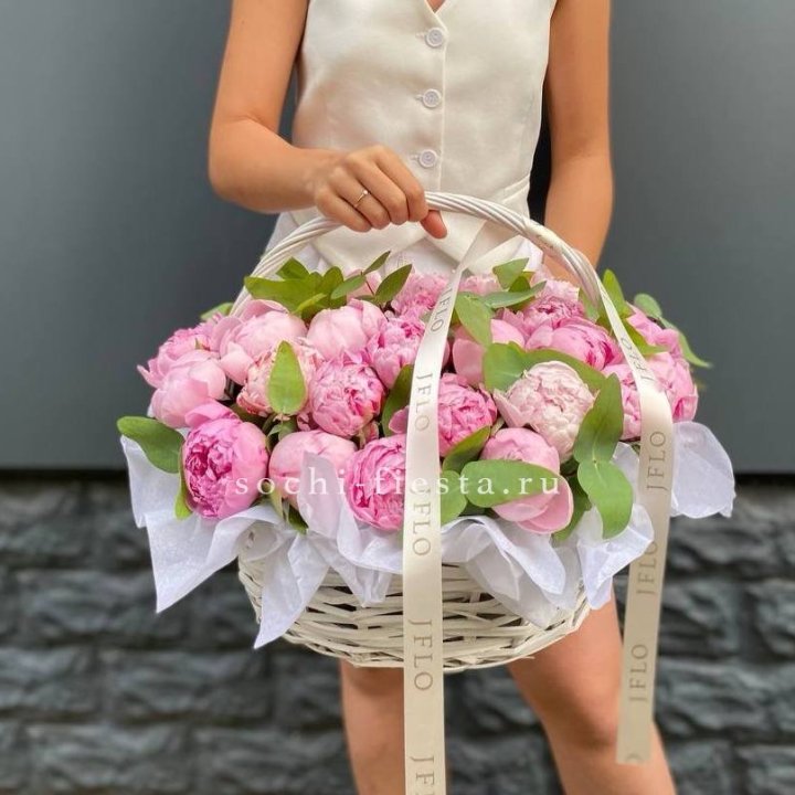 29 пионов в корзине в Архангельске