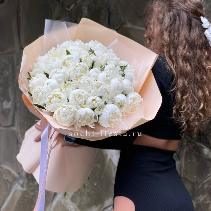 35 белых пион в Архангельске