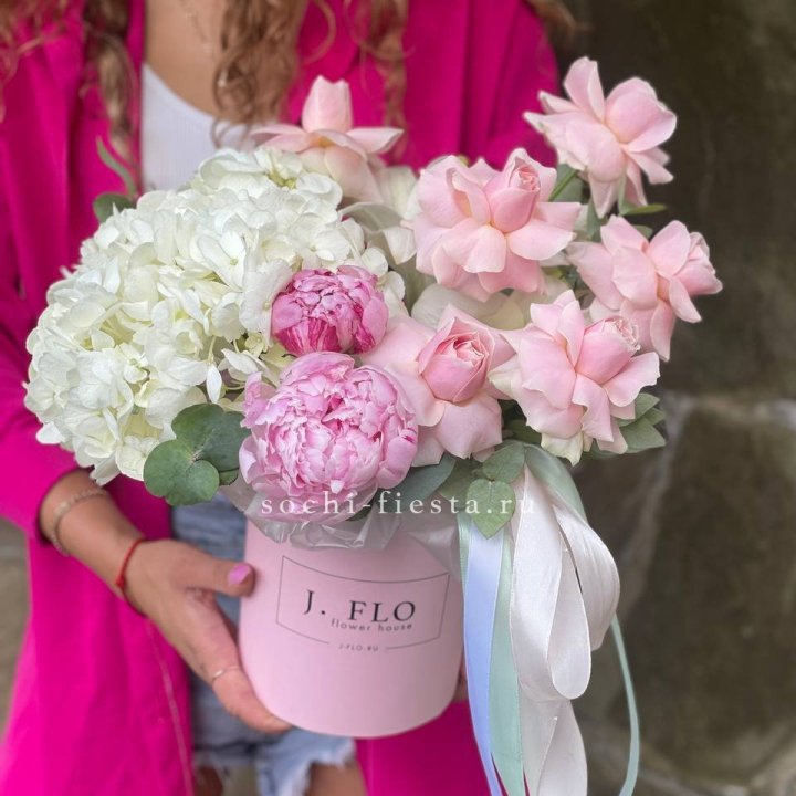 Цилиндр с пионами "Алисия" в Архангельске