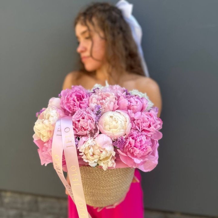 15 пионов в джутовом кашпо в Архангельске