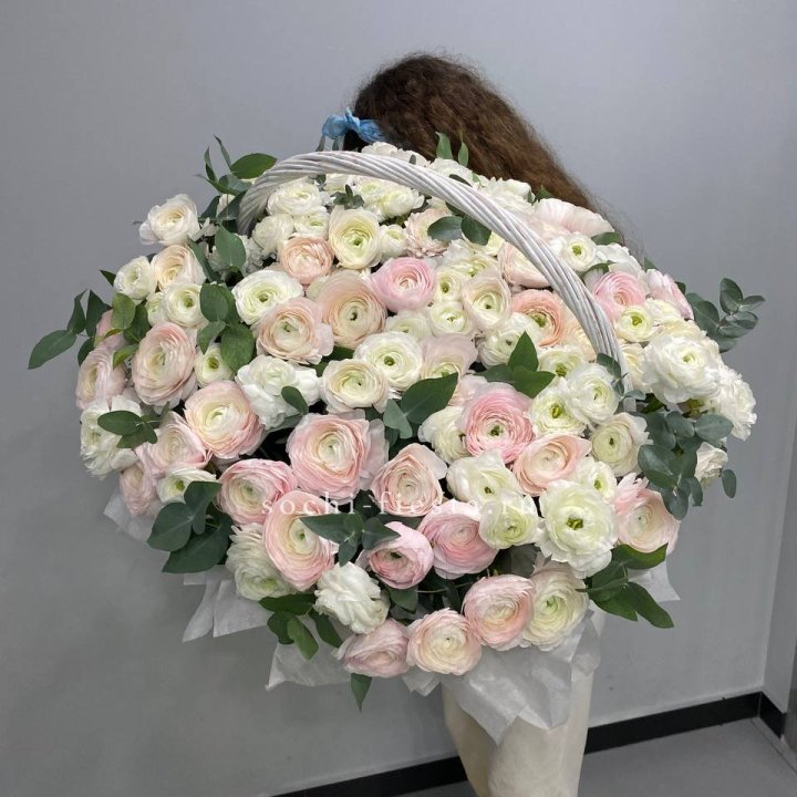 Ранункулюсы в корзине в Архангельске