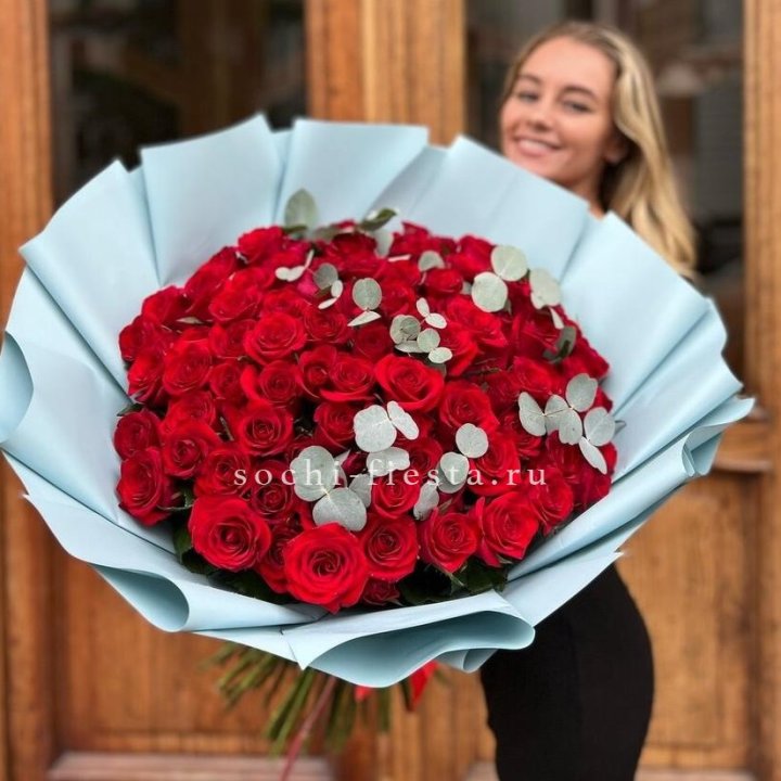 101 красная роза с эвкалиптом в Архангельске