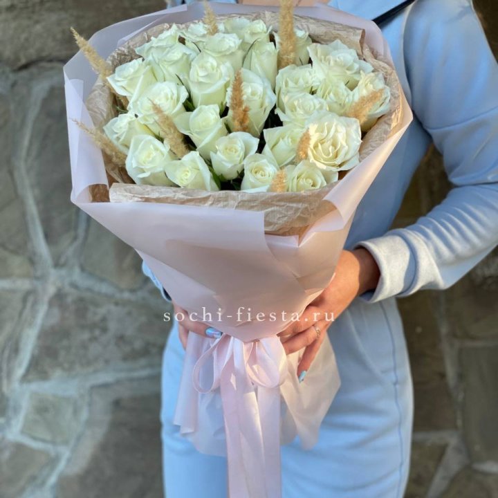 25 белых роз с сухоцветами в Архангельске