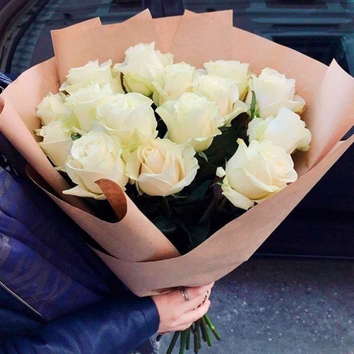 15 белых роз "Крафт" в Архангельске