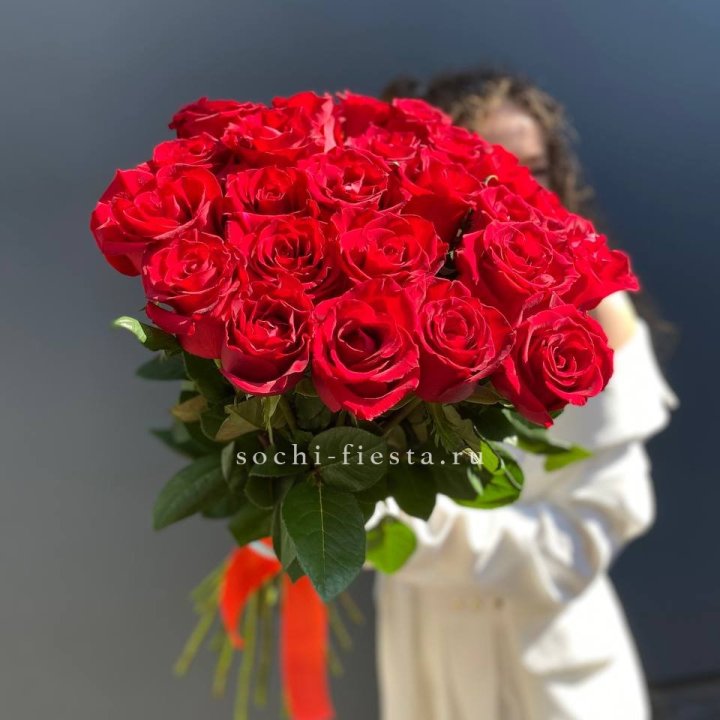 25 высоких красных роз в Архангельске