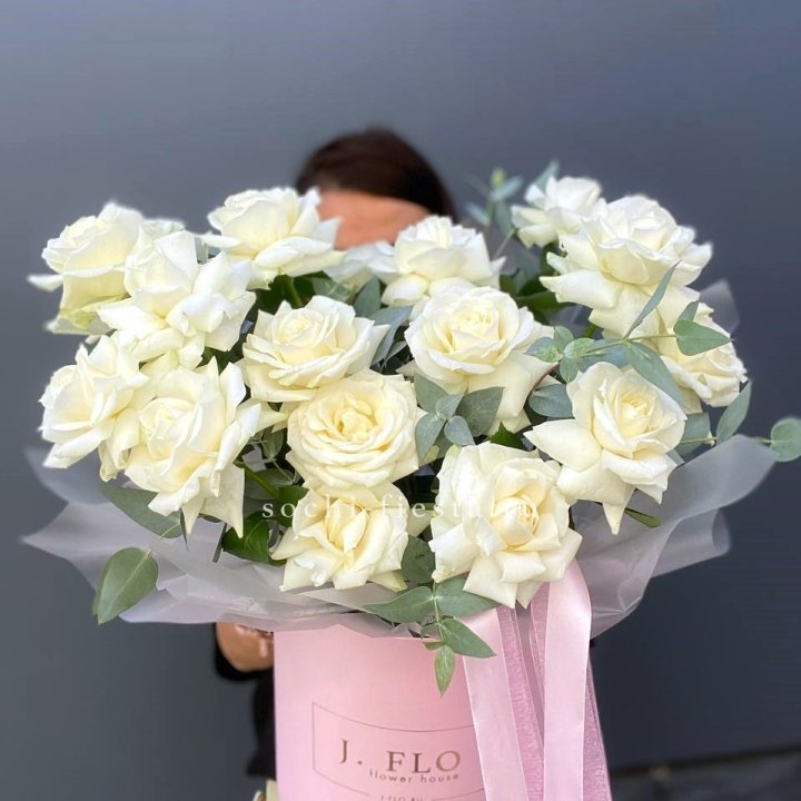 17 Французских белых роз в боксе в Архангельске