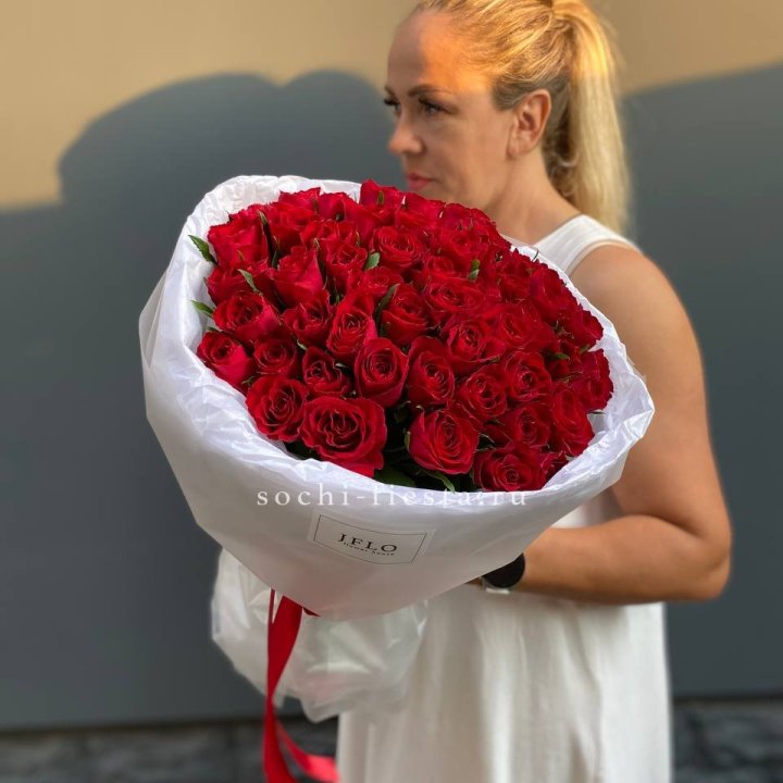 51 роза мадам ред в нежном оформлении в Архангельске