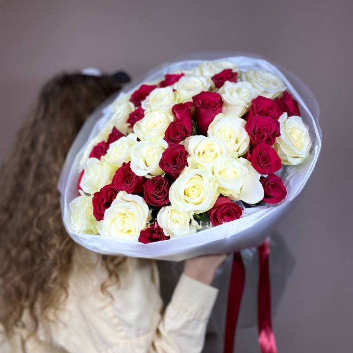 Букет из красных белых 45 роз в Архангельске